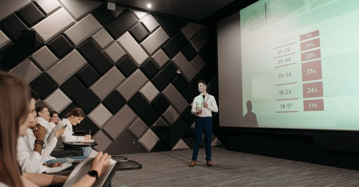 Présentation professionnelle dans une salle de conférence moderne avec un public attentif.