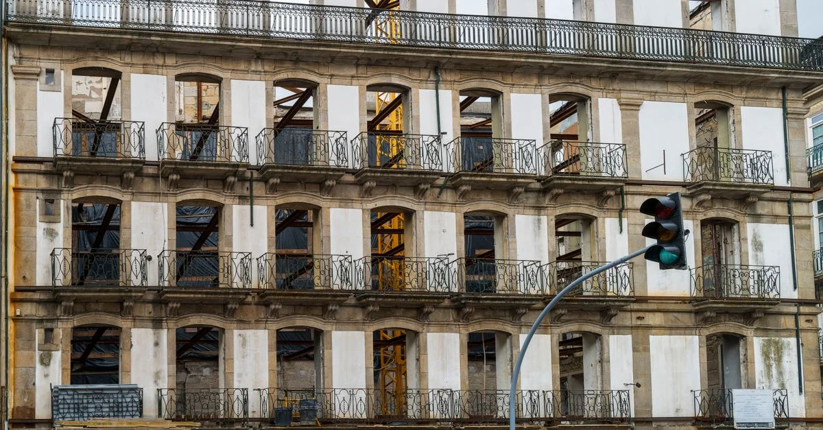 Projet de rénovation d'une façade historique à Porto, au Portugal, mettant en valeur la réutilisation adaptative et la préservation du patrimoine.