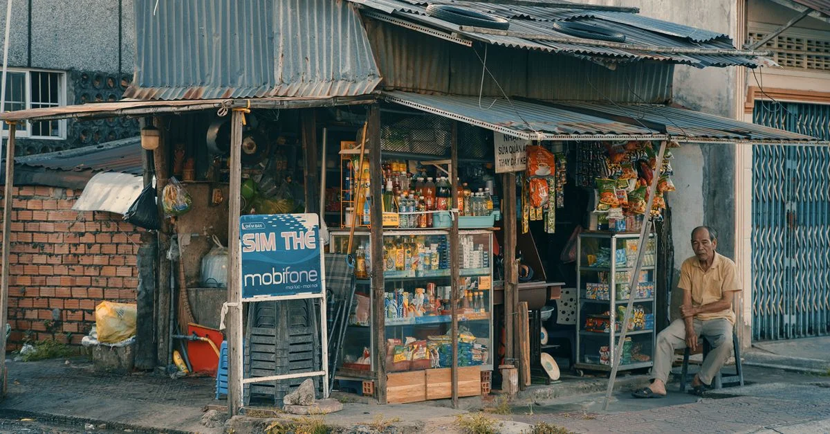 Une vue intime d'une petite boutique de rue à Sa Đéc, mettant en valeur la culture et l'ambiance locales.