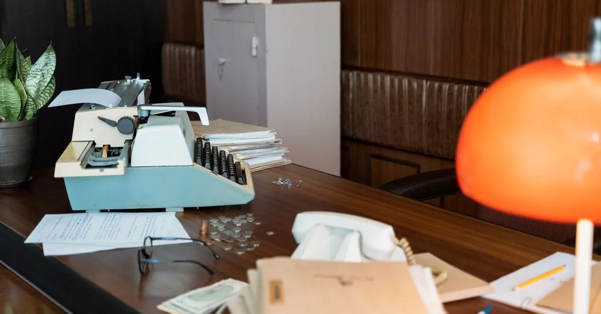 Une scène de bureau nostalgique avec une machine à écrire vintage sur un bureau en bois.