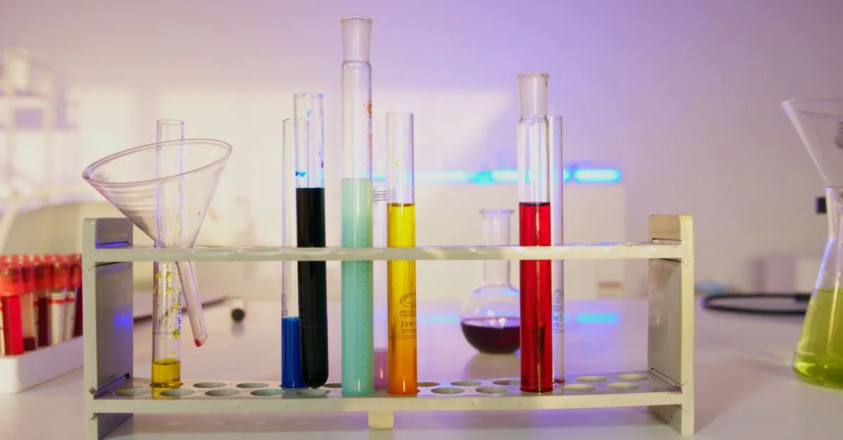 Des tubes à essai vibrants remplis de liquides dans un cadre de laboratoire moderne, mettant en avant l'exploration scientifique.