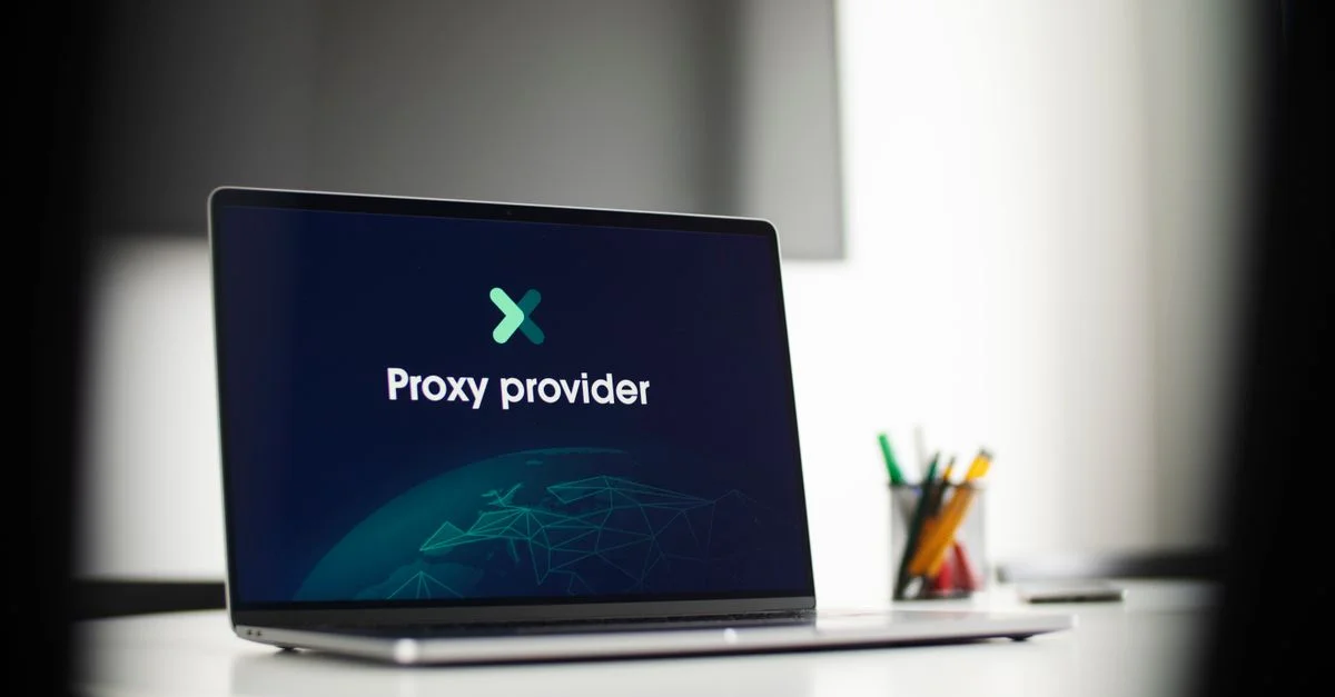 Écran d'ordinateur portable affichant 'Fournisseur de proxy' dans un environnement de bureau technologique, focus sur la cybersécurité.