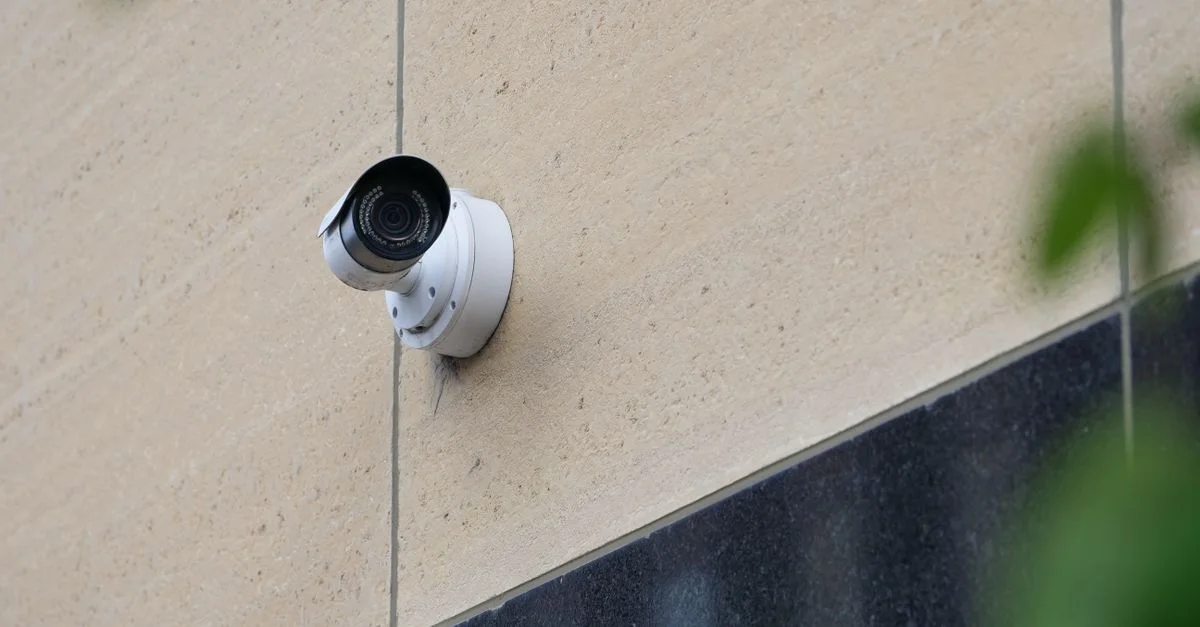 Caméra de vidéosurveillance moderne installée sur le mur d'un immeuble en ville pour la surveillance de la sécurité.