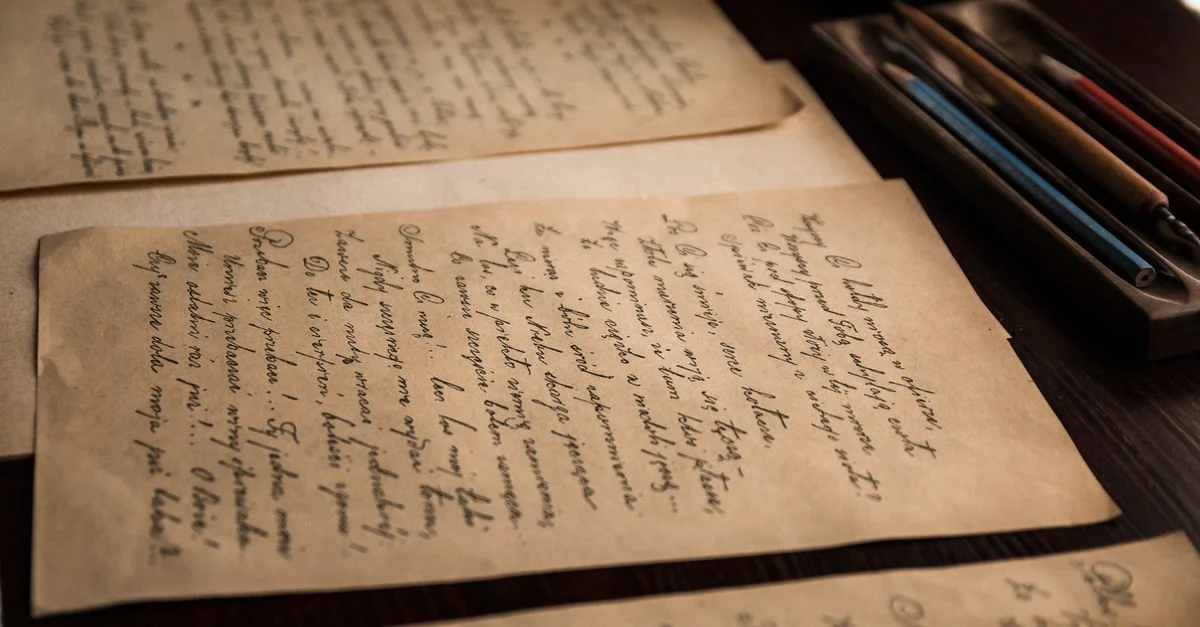 Authentiques lettres manuscrites vintage sur une table rustique avec des stylos.
