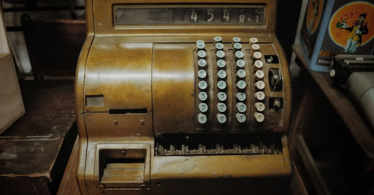 Gros plan d'une caisse enregistreuse vintage mettant en valeur le charme d'antan et la nostalgie au Chili.