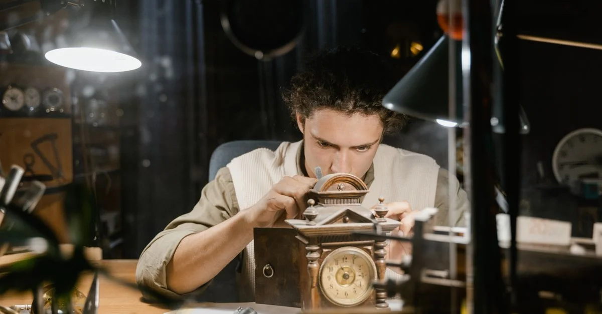 Homme concentré sur la réparation d'une horloge antique dans un environnement d'atelier détaillé.