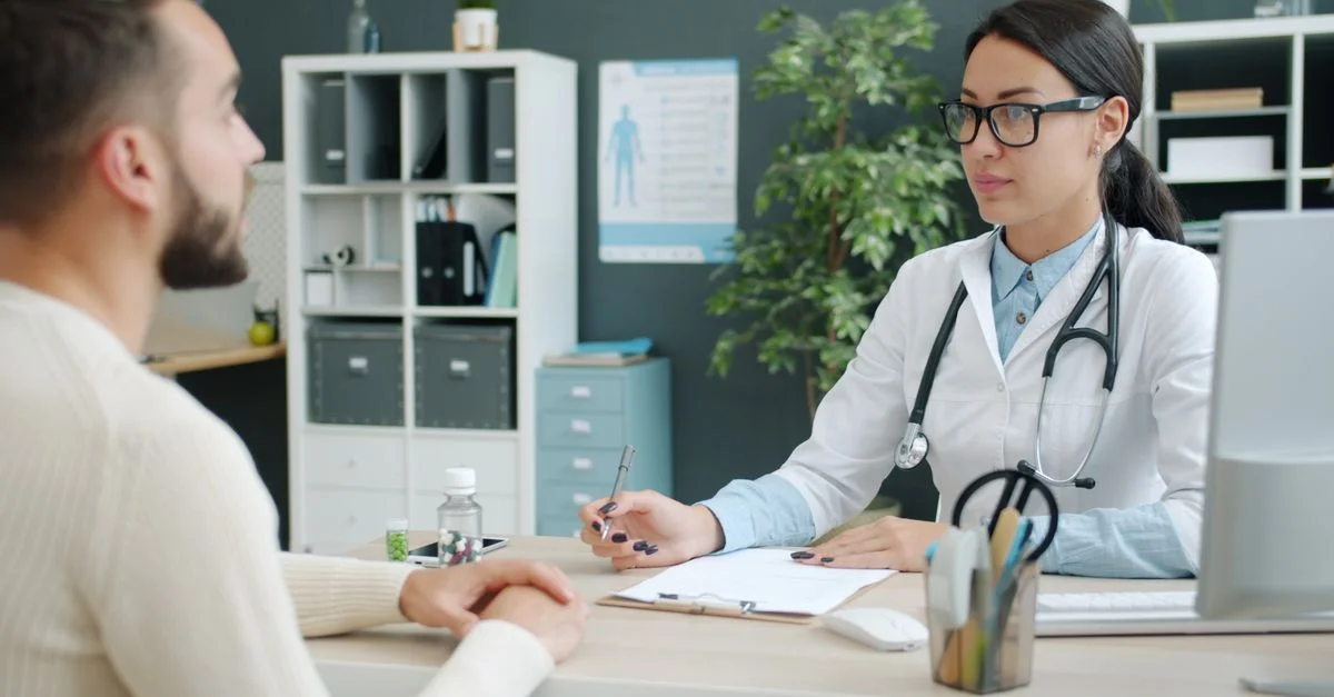 Un médecin et son patient en consultation dans un cabinet médical moderne.