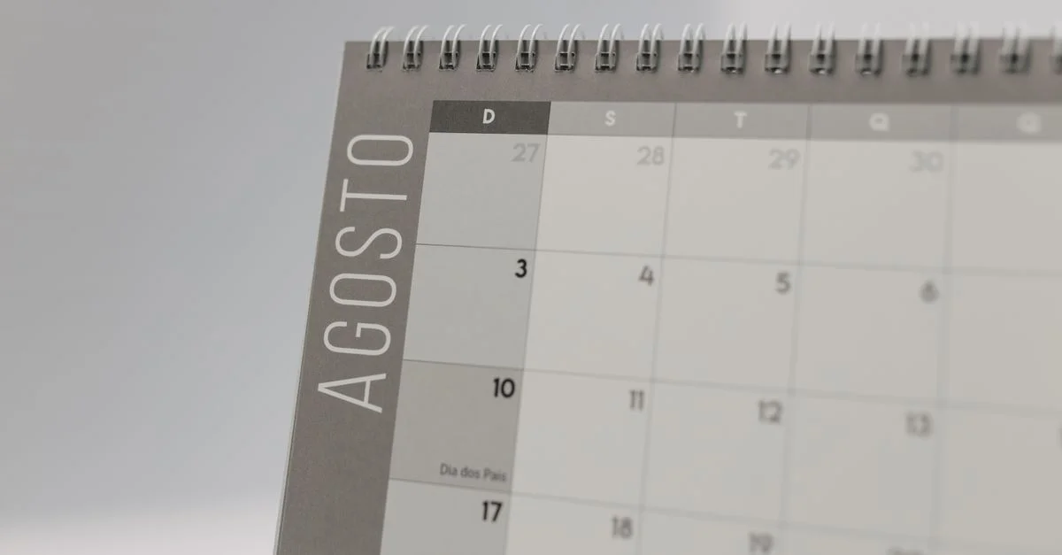 Gros plan d'un calendrier à reliure spirale mettant en avant les dates d'août.