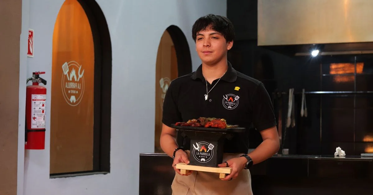 Le serveur sert des grillades mexicaines traditionnelles au La Parrilla Steak House à Guanajuato.