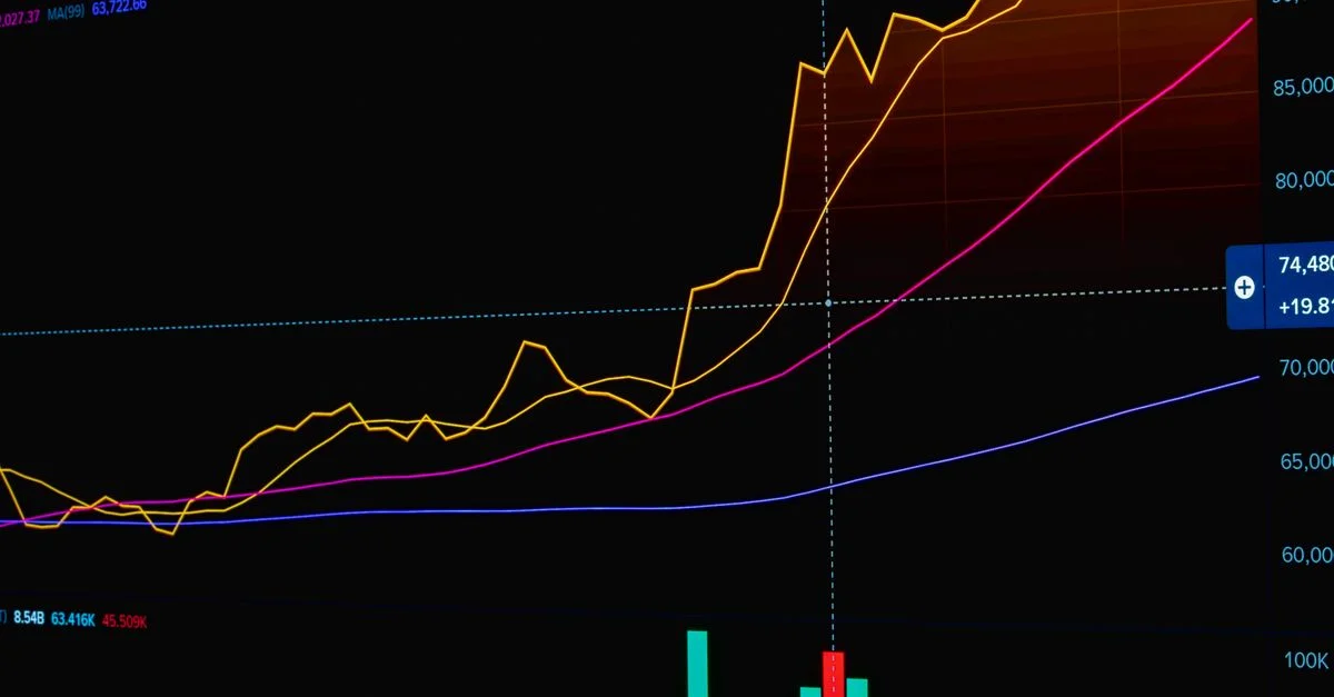 Graphique boursier illustrant les tendances et l'analyse des données avec des lignes ascendantes.