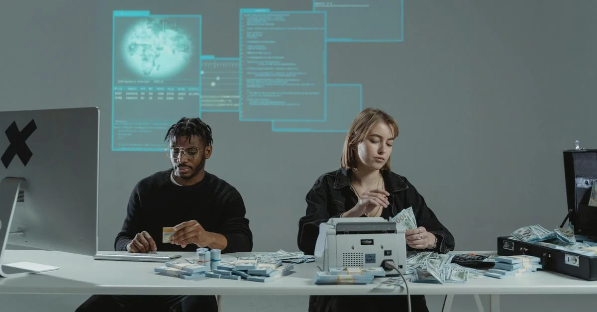 Deux adultes comptent de l'argent dans un bureau avec un décor technologique.