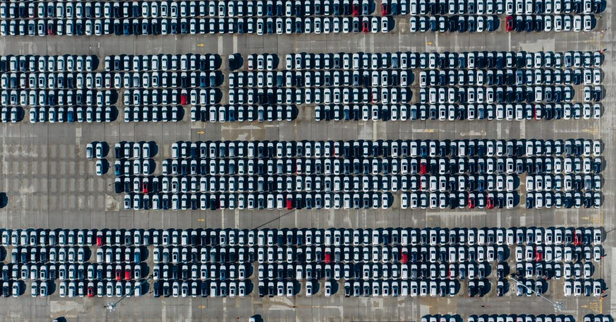 Une vue plongeante d'un grand parking rempli de rangées de voitures garées à Chattanooga, TN.