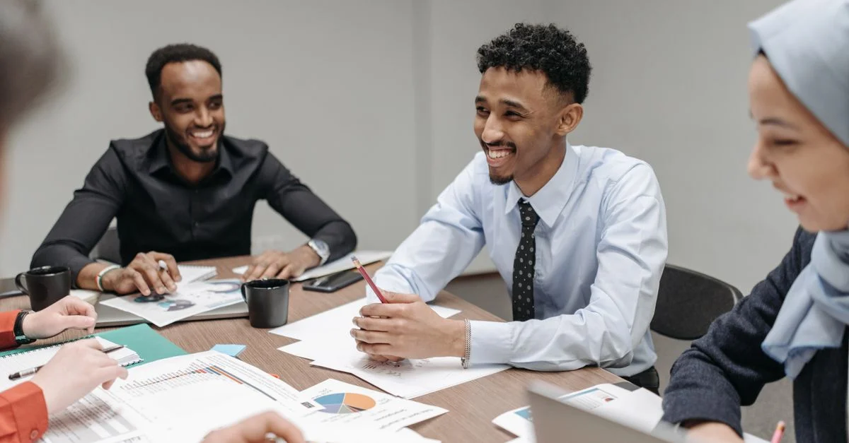 Un groupe divers de professionnels collaborant dans un bureau moderne, se concentrant sur un projet créatif.