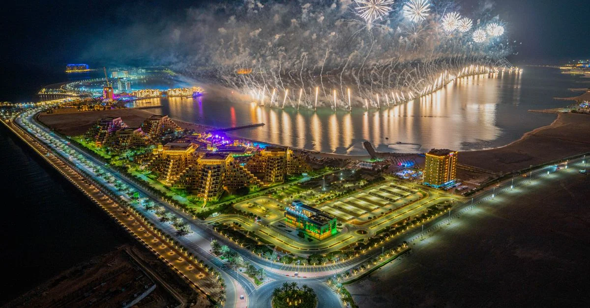 Vue aérienne d'un spectacle de feux d'artifice vibrant sur Al Marjan Island, Ras al Khaimah, Émirats Arabes Unis la nuit.