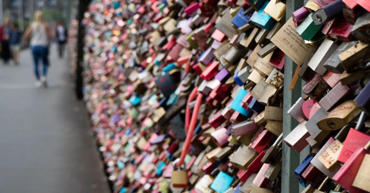 Des cadenas vibrants attachés à un pont symbolisant l'amour et l'engagement.