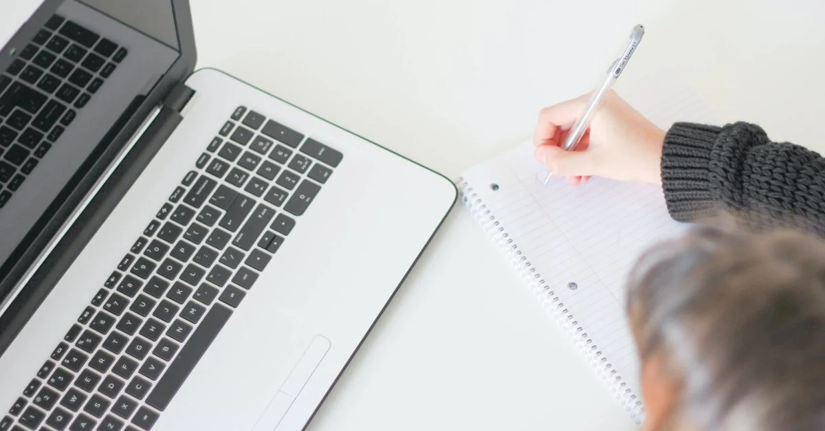 Configuration de bureau à domicile décontractée avec ordinateur portable et carnet, idéale pour les freelances.