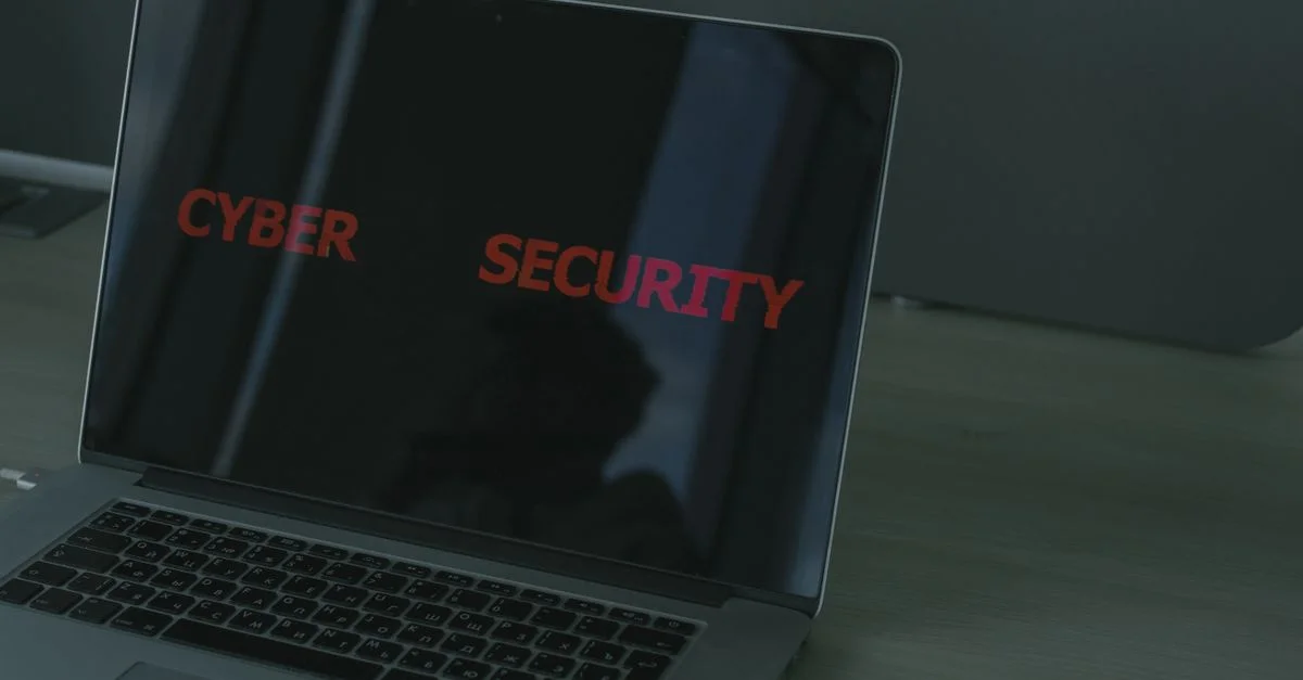 Gros plan d'un ordinateur portable affichant un texte sur la cybersécurité, mettant en avant des thèmes de sécurité numérique.