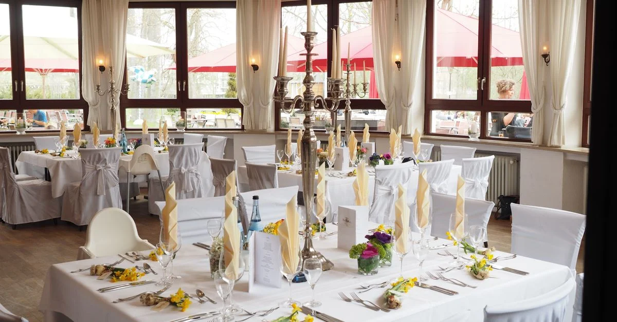 Une salle à manger magnifiquement arrangée avec une décoration de table élégante prête pour un événement spécial ou une célébration.