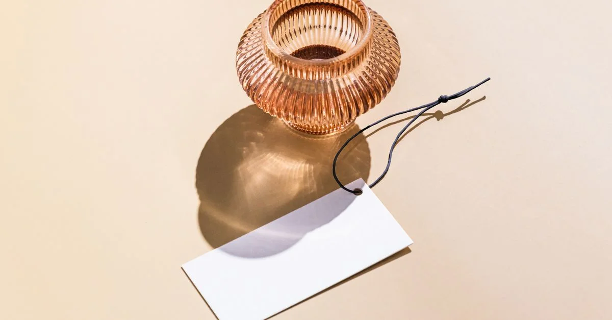 Élégant vase en verre avec une étiquette vierge pour une personnalisation de marque ou d'étiquetage, parfait pour les présentations de produits.