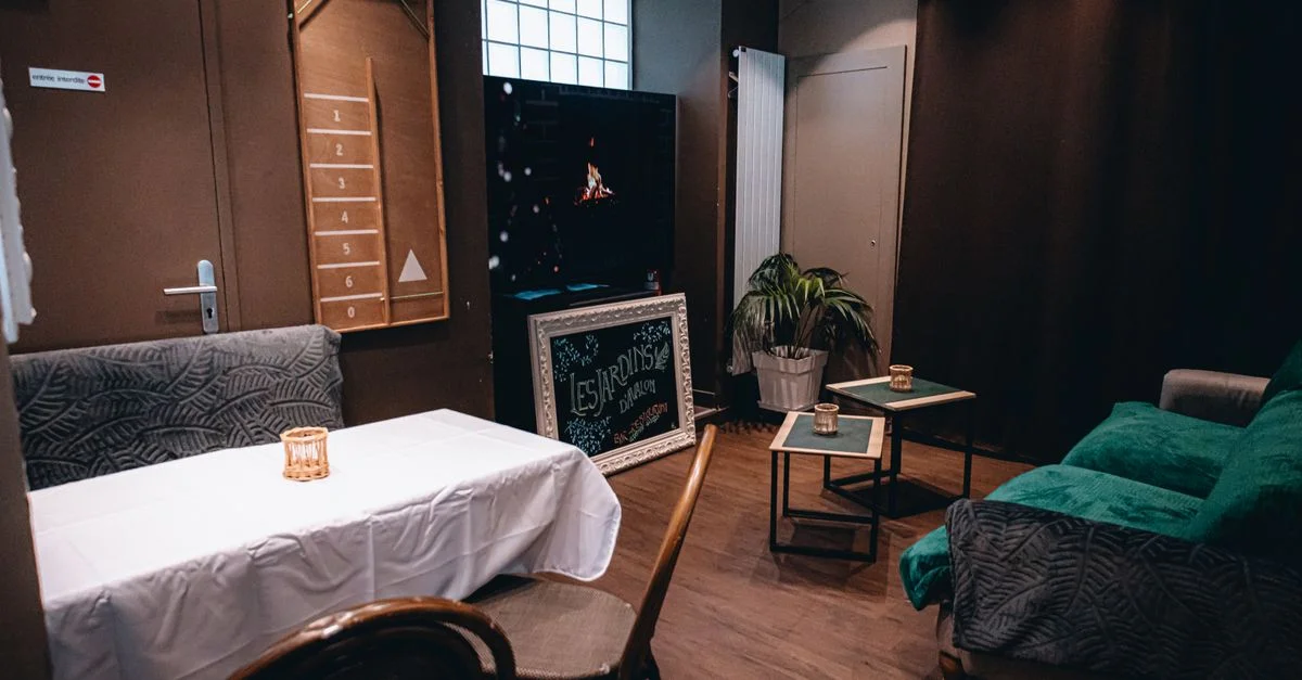 Charmant salon intérieur avec des sièges confortables et un décor élégant, parfaitement aménagé pour un rassemblement relaxant.
