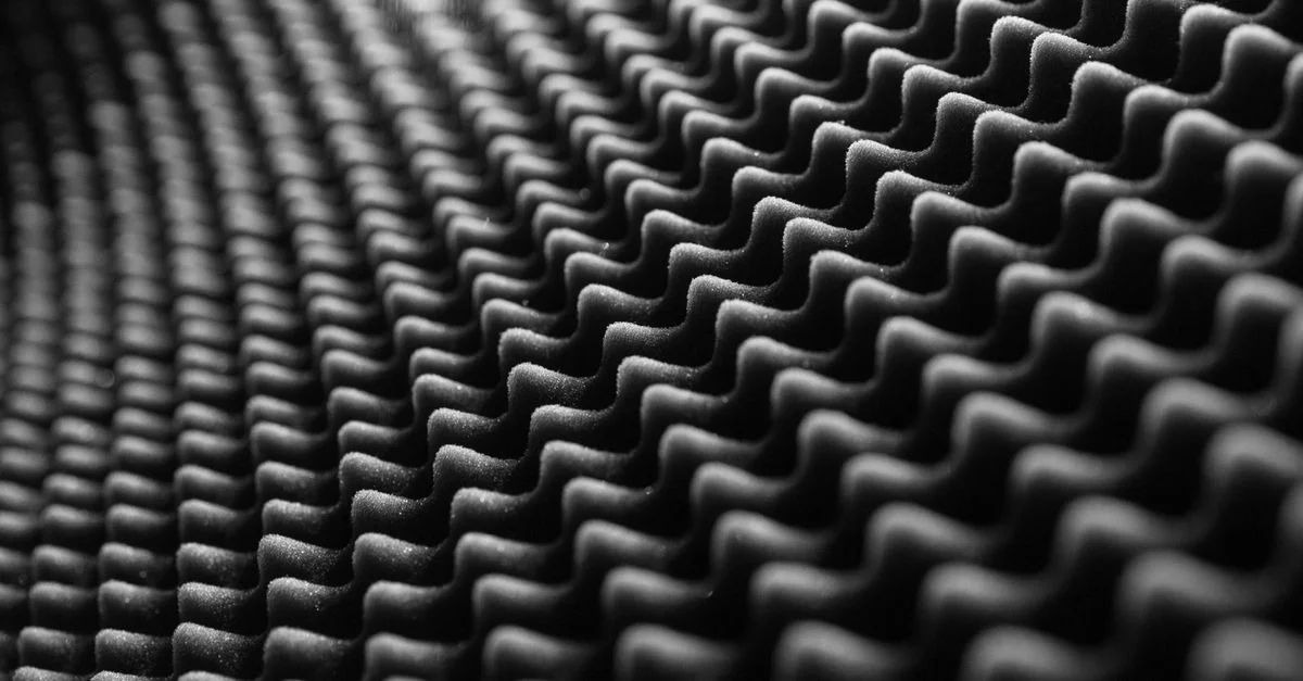 Vue en gros plan de mousse insonorisante texturée en noir et blanc, mettant en avant son motif détaillé.