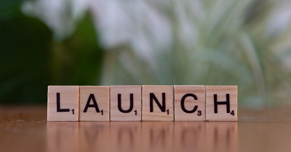 Des jetons de Scrabble formant 'lancement' reflétant l'entrepreneuriat et l'innovation.