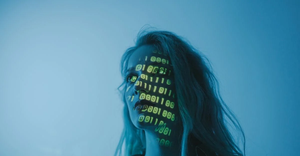 Une femme avec des lumières de code binaire projetées sur son visage, symbolisant la technologie.