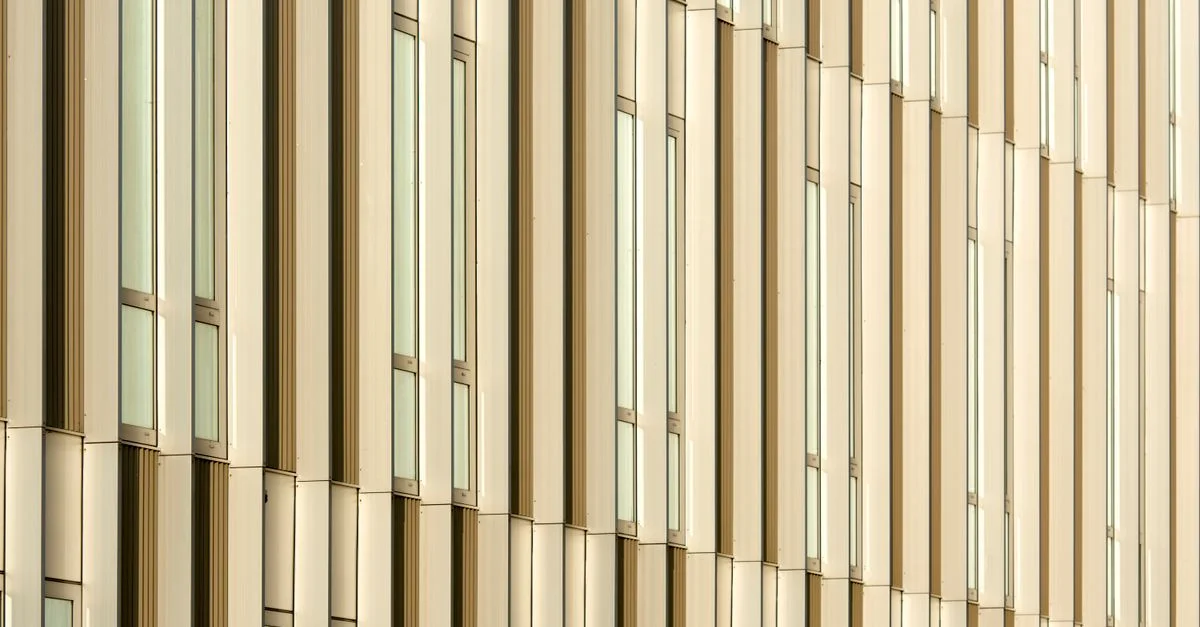 Capturant le design épuré d'une façade moderne en verre avec des fenêtres réfléchissantes.
