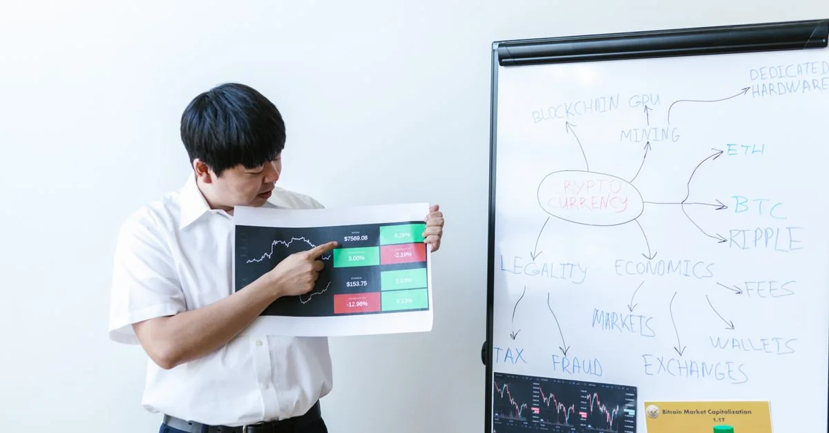 Un homme d'affaires présente une analyse de la cryptomonnaie avec des graphiques et des tableaux sur un tableau blanc.