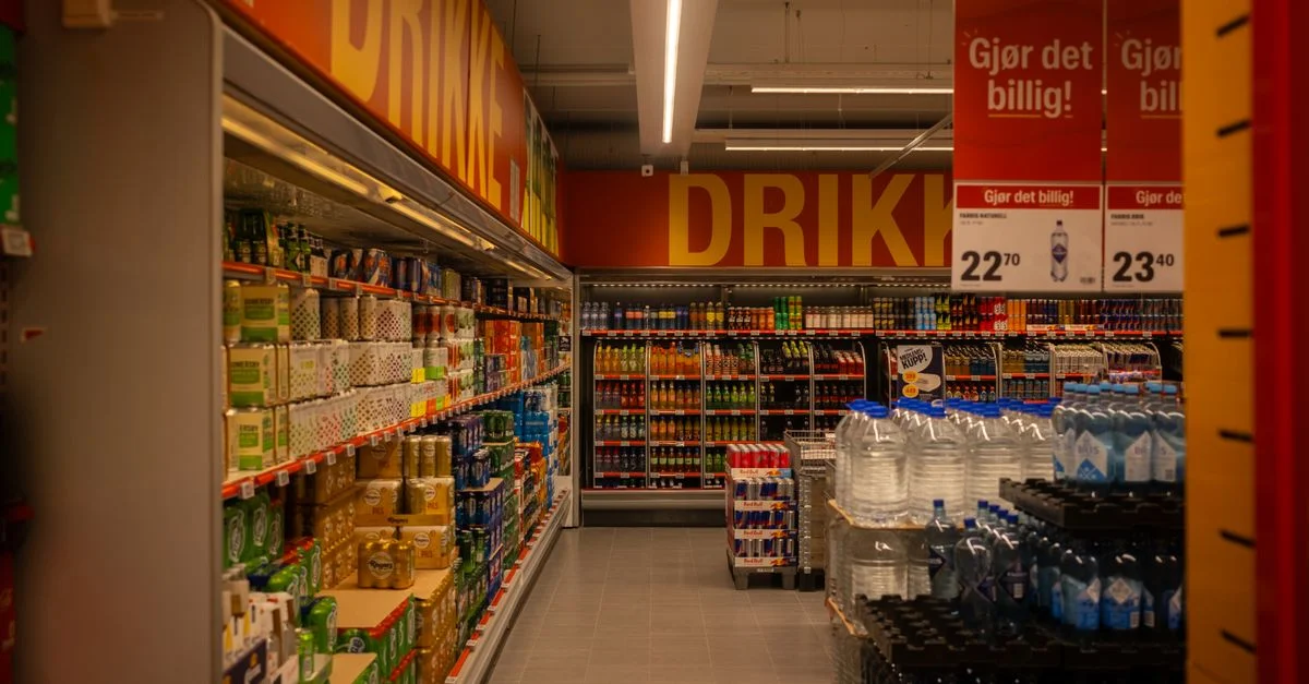 Rayon de boissons coloré dans un supermarché avec une signalisation faisant la promotion des offres.
