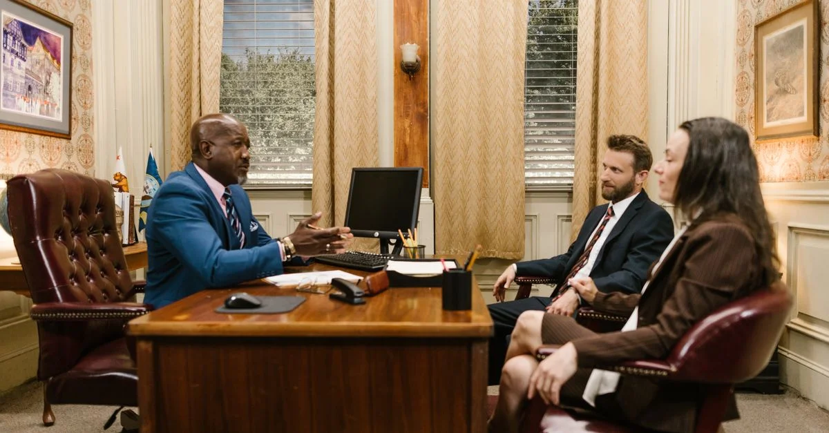 Des avocats discutant avec un client dans un environnement de bureau professionnel. Concept de réunion d'affaires.