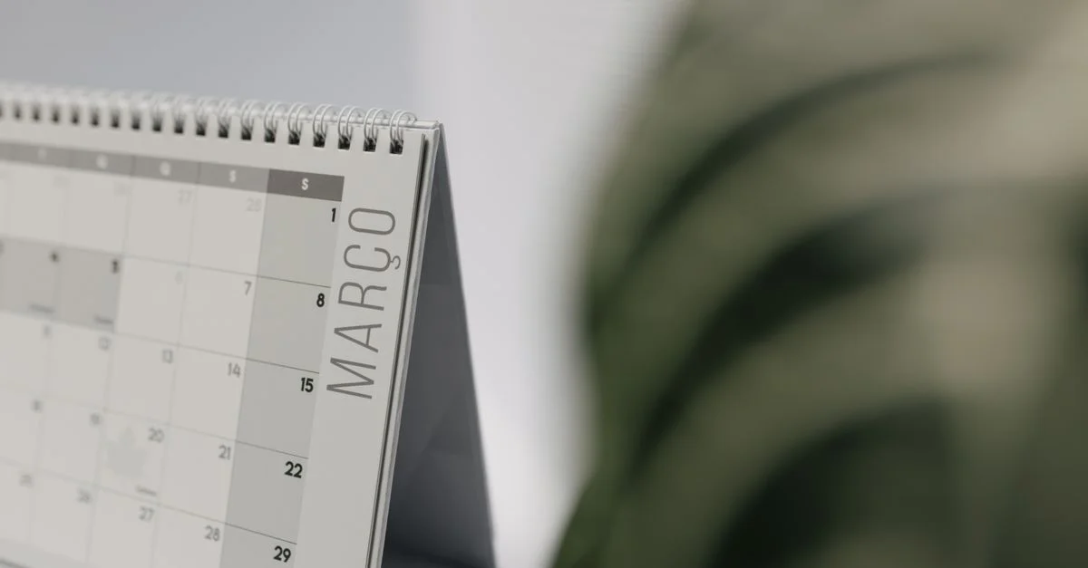 Un gros plan d'un calendrier de bureau ouvert sur mars, avec un fond doux et minimaliste.