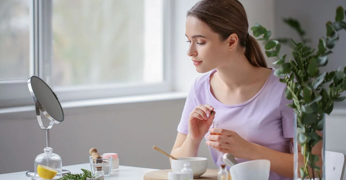 Une jeune femme s'adonne aux soins personnels avec des cosmétiques naturels à l'intérieur.