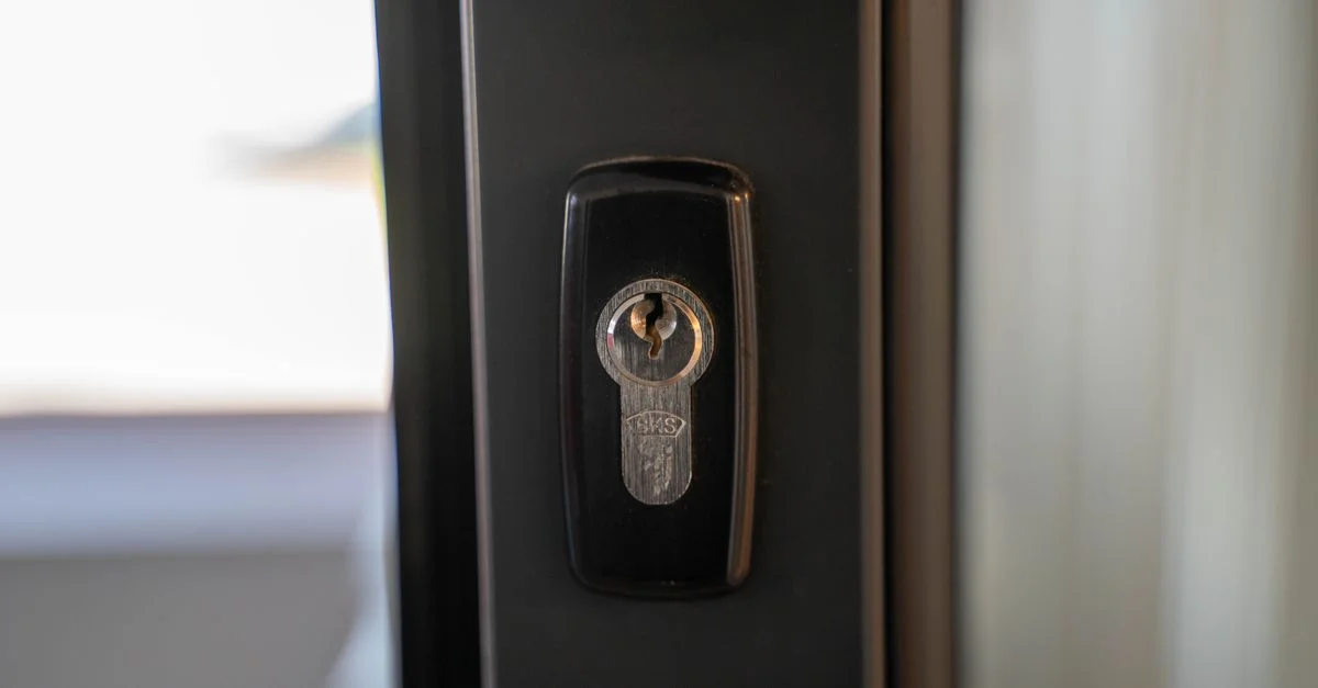 Vue détaillée d'un trou de serrure en acier sur une porte assurant sécurité et intimité.