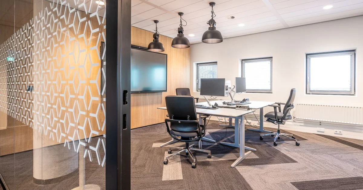 Espace de bureau spacieux et contemporain avec des meubles modernes et des éléments de design épurés.