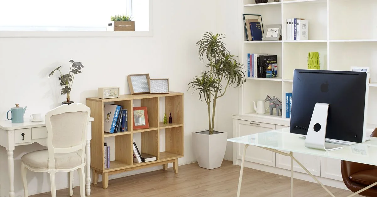 Bureau contemporain avec lumière naturelle, décor moderne, bureau, ordinateur et étagères.