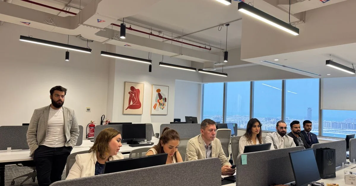 Des professionnels travaillant dans un environnement de bureau moderne, collaborant et discutant de sujets d'affaires.