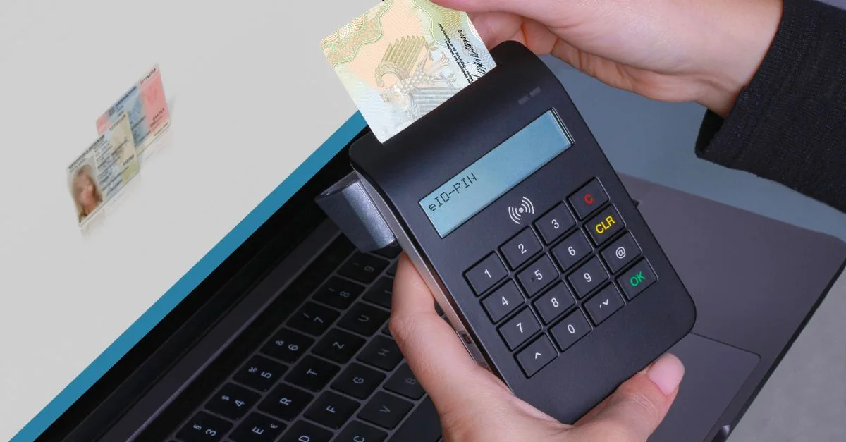 Personne utilisant un appareil sans contact pour la vérification de paiement par ID sur un ordinateur portable.