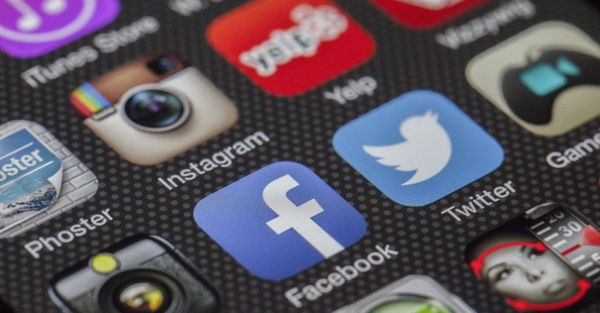 Image en gros plan de diverses icônes d'applications de médias sociaux sur l'écran d'un smartphone.
