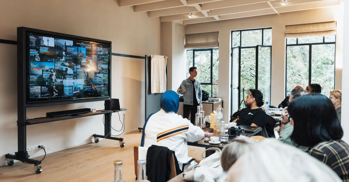 Équipe d'entreprise engagée dans une présentation dans un bureau moderne.