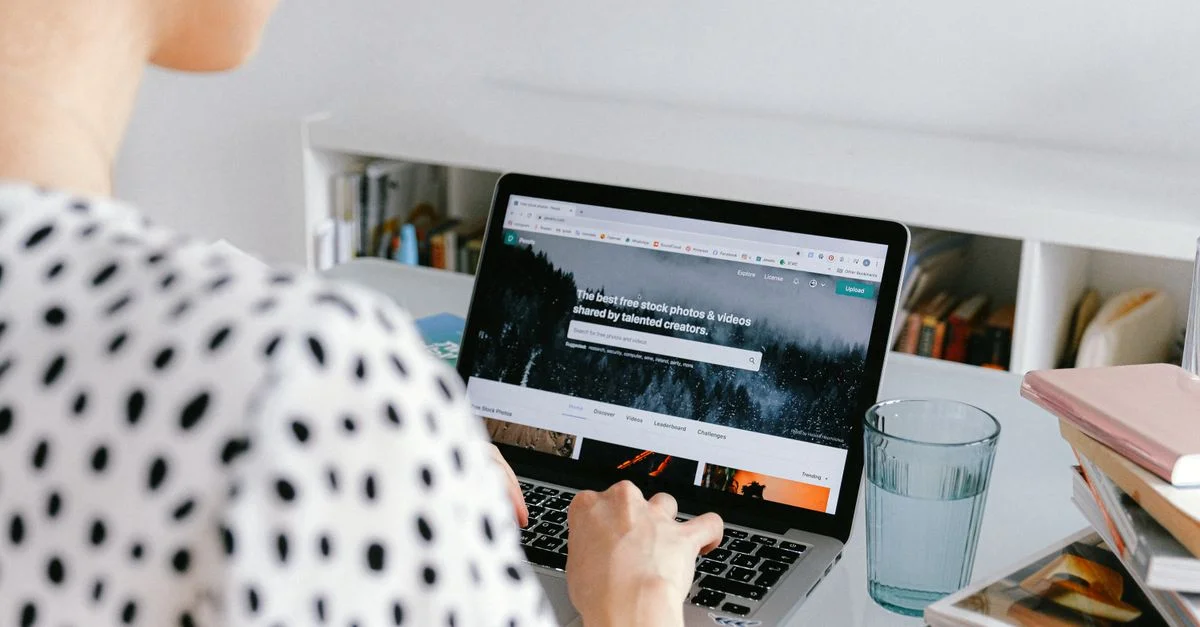 Une femme travaillant à domicile sur un ordinateur portable, illustrant un mode de vie freelance.
