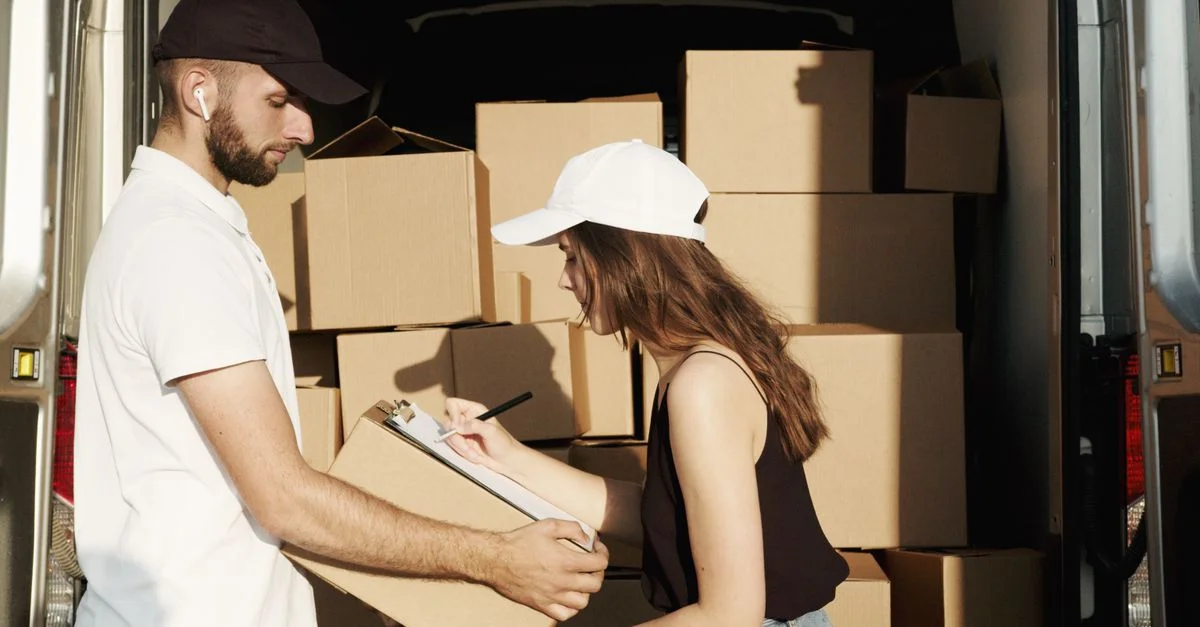 Équipe de coursiers chargeant des colis dans une fourgonnette, gérant efficacement les tâches de logistique et de distribution.