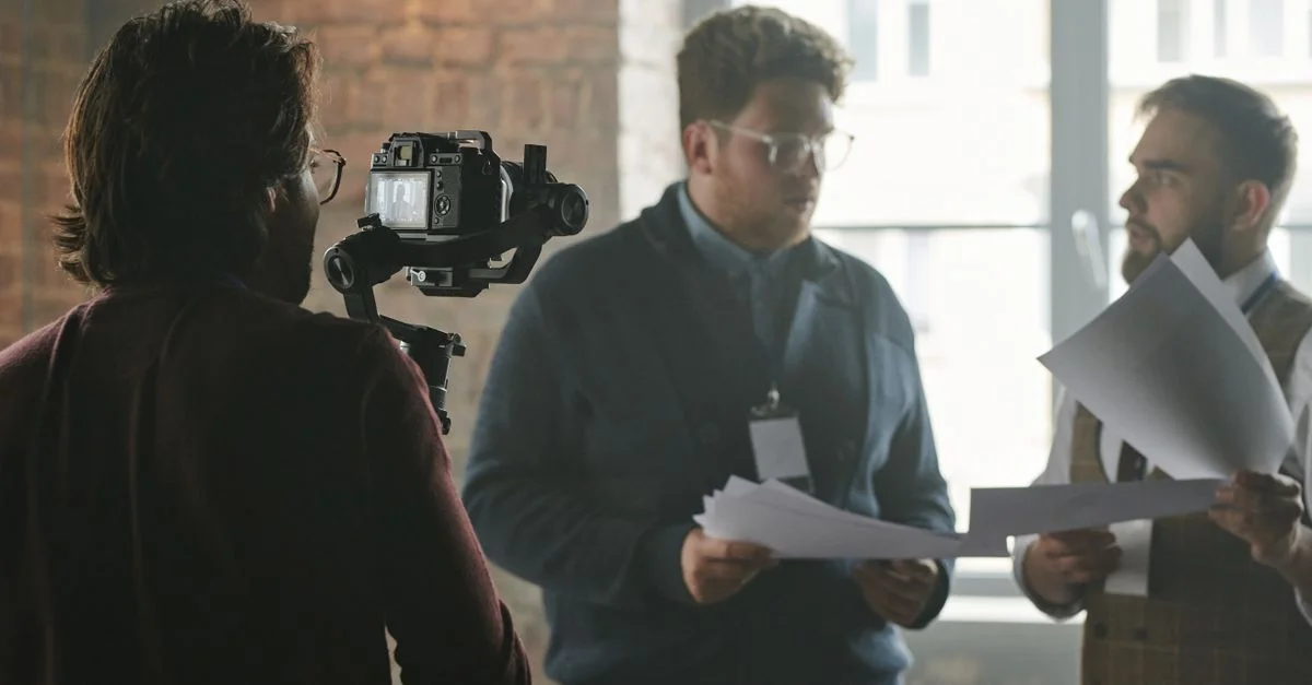 Une équipe professionnelle dans un cadre de bureau moderne filmée lors d'une discussion d'affaires.
