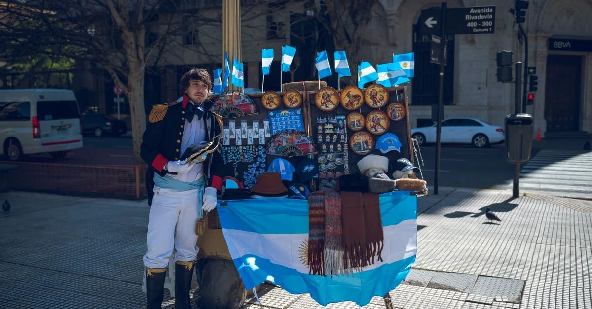 Un vendeur de rue à Buenos Aires présentant des drapeaux et souvenirs argentins.