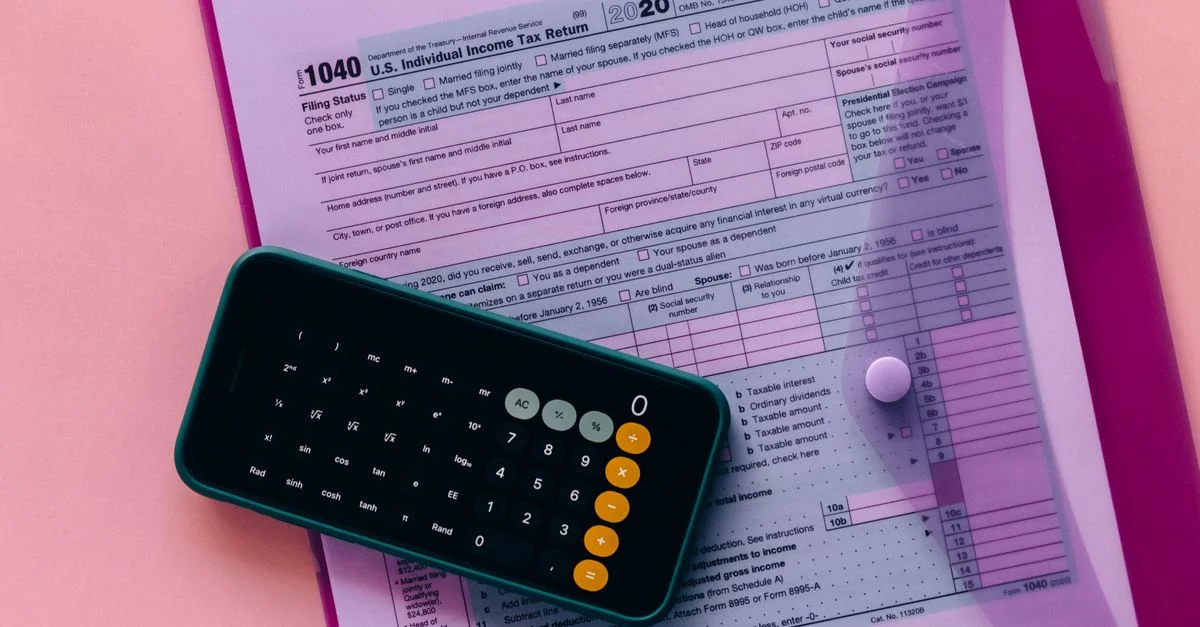 Formulaire fiscal 1040 avec une calculatrice sur un fond rose, mettant en avant des thèmes de finance et de comptabilité.