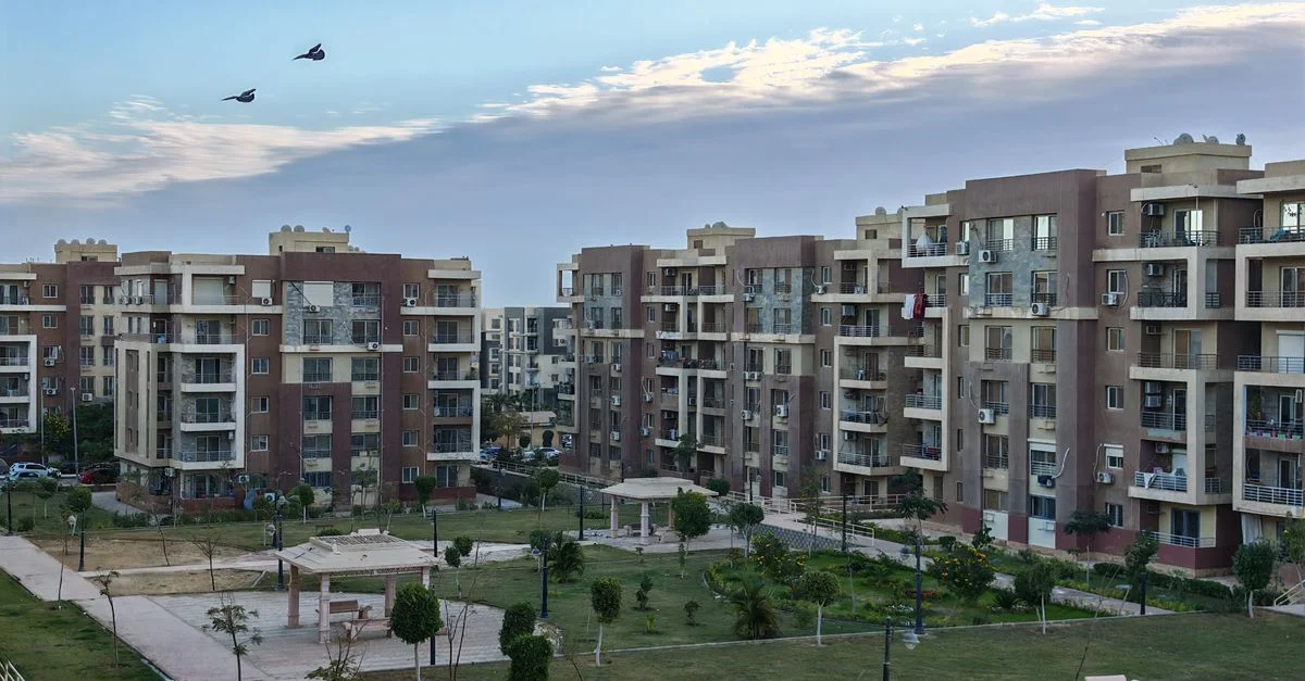 Vue aérienne d'immeubles résidentiels au crépuscule dans les jardins d'Octobre, à Gizeh, en Égypte.