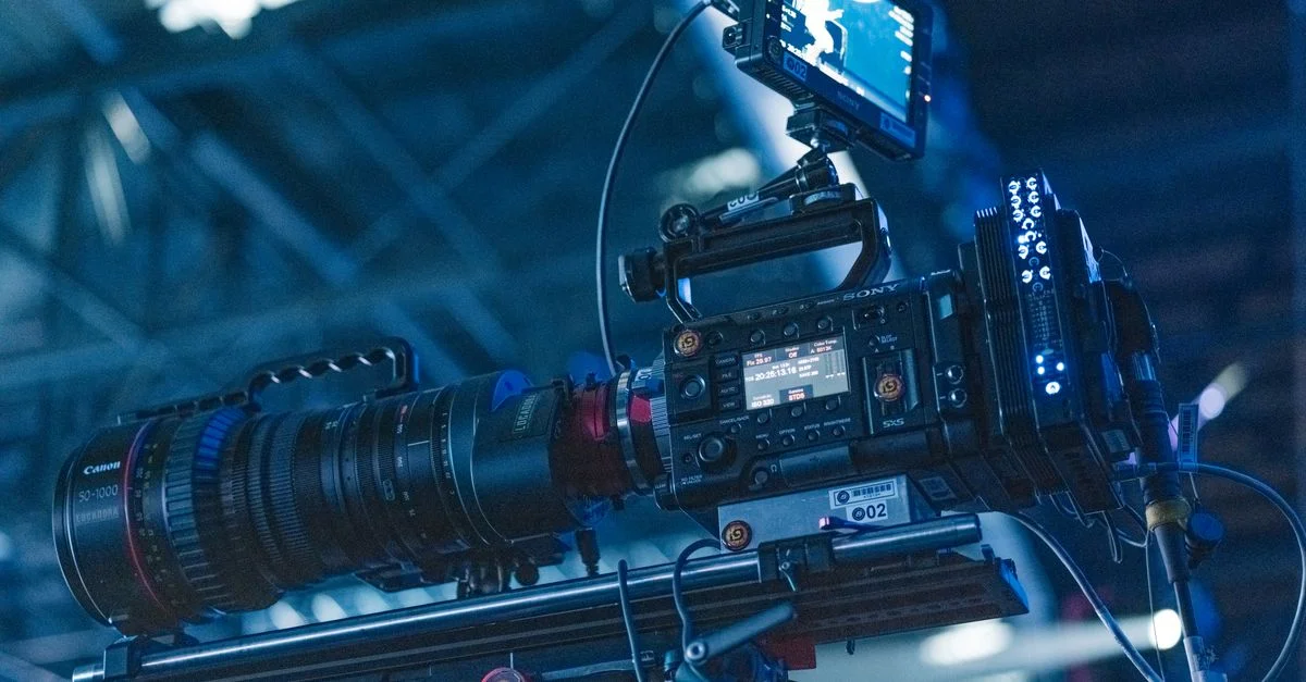 Gros plan sur une configuration de caméra vidéo haut de gamme dans un cadre de studio professionnel prête à être filmée.