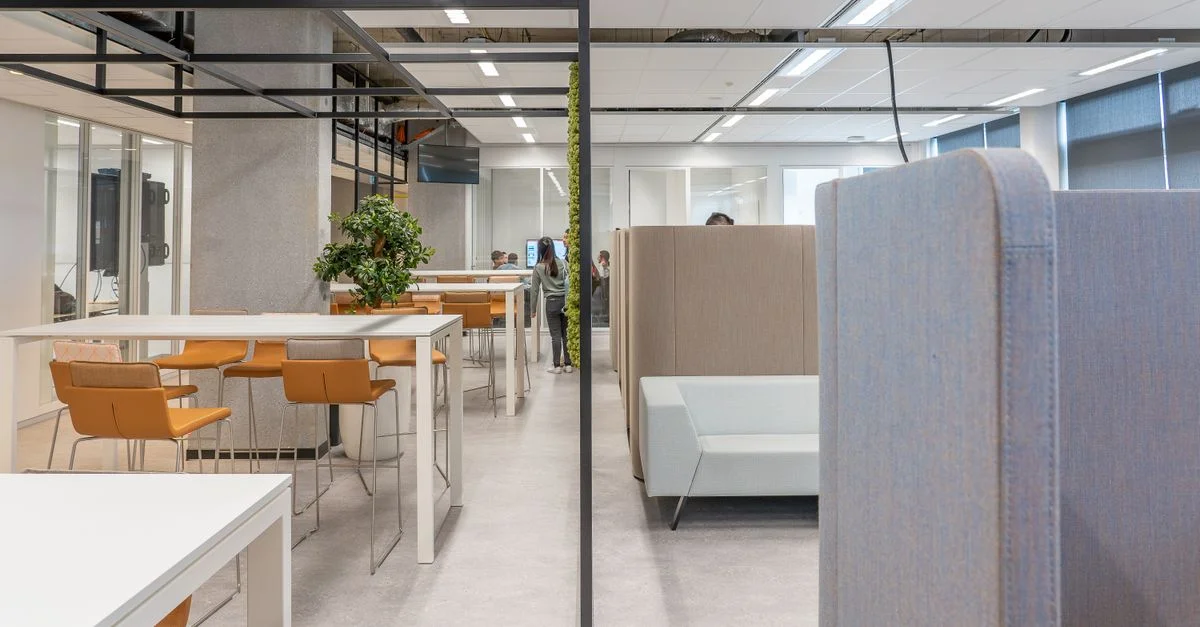 Un espace de bureau contemporain avec un design minimaliste et une disposition ouverte, équipé de meubles modernes.