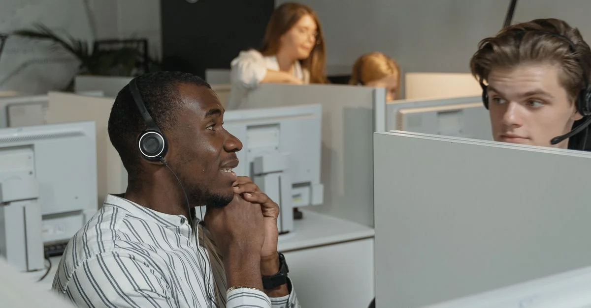 Équipe de centre d'appels collaborant avec des casques, fournissant un support client efficace.