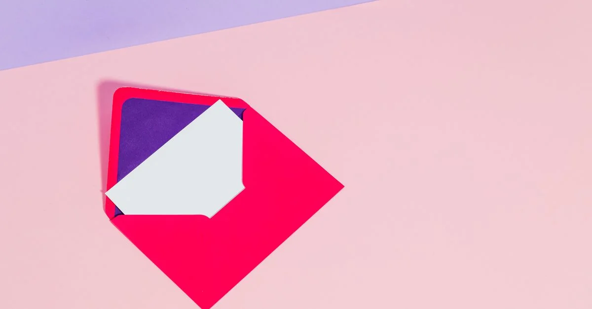 Enveloppe rose ouverte sur un fond pastel avec espace de copie, idéale pour des utilisations de design créatif.